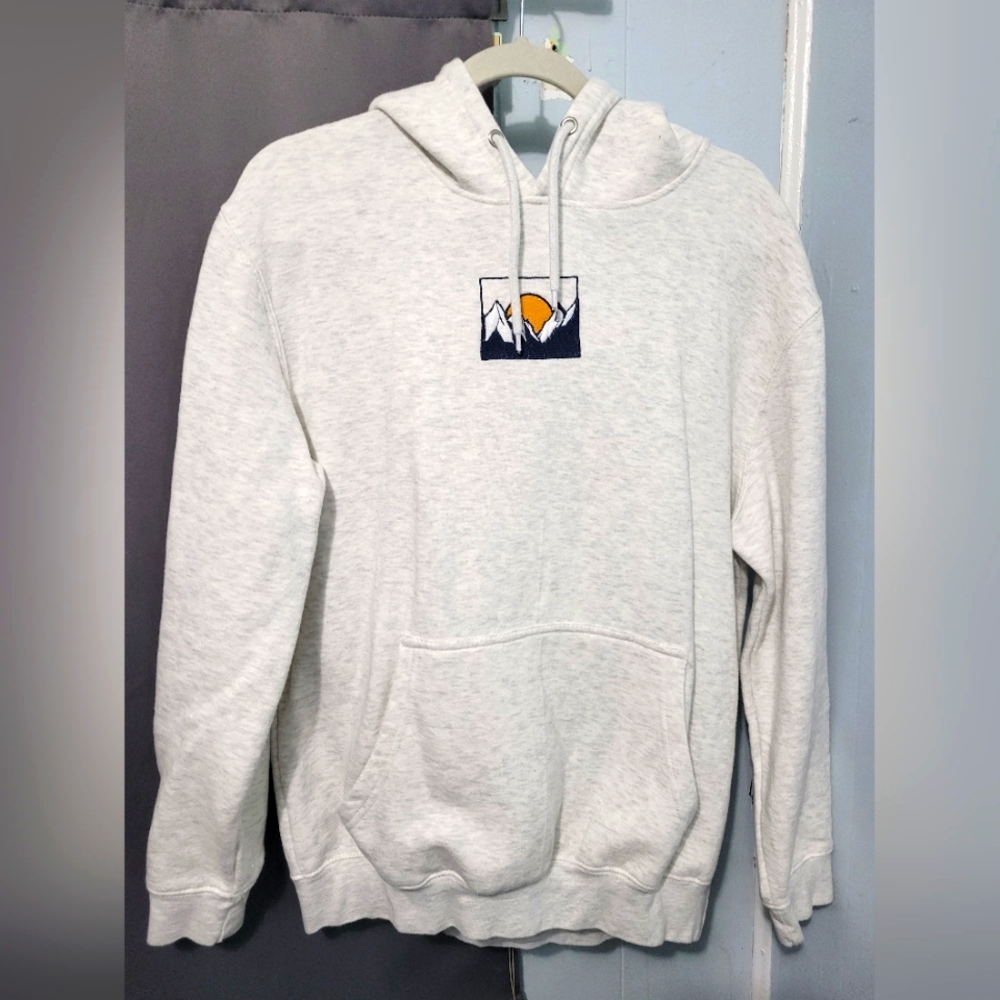 Size L white pullover hoodie